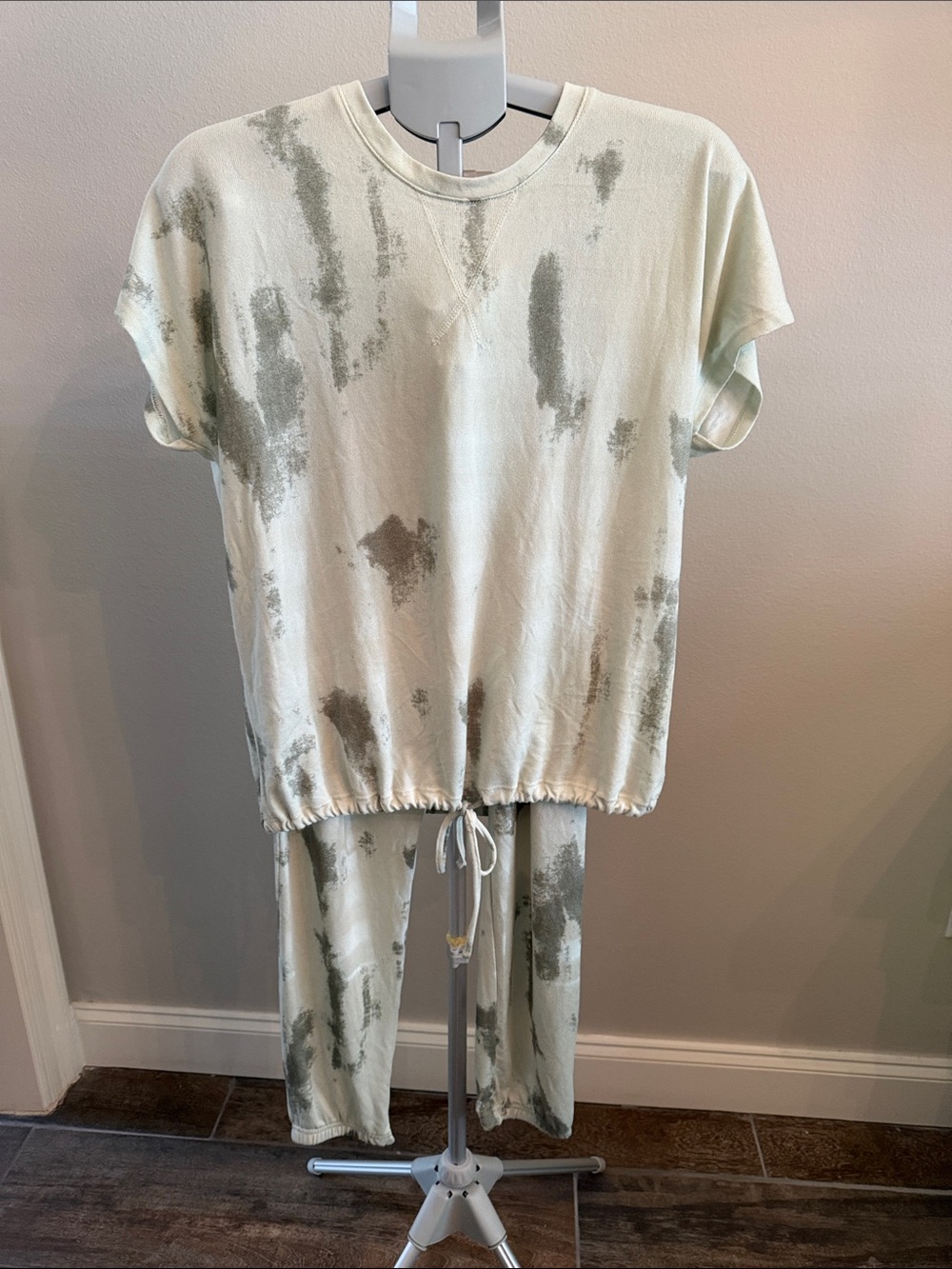 Como Vintage Cream and Olive Green Tie-Dye Pajama Set